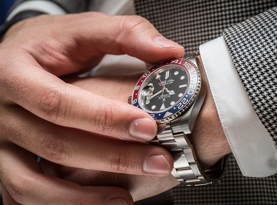 rolex-gmt-master-II-pepsi-bezel-replica-on-wrist